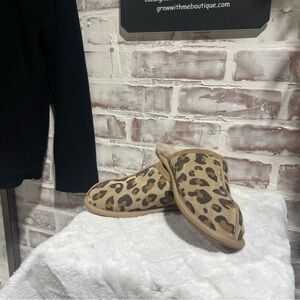 UGG Leopard Print Women's size 7 Slippers